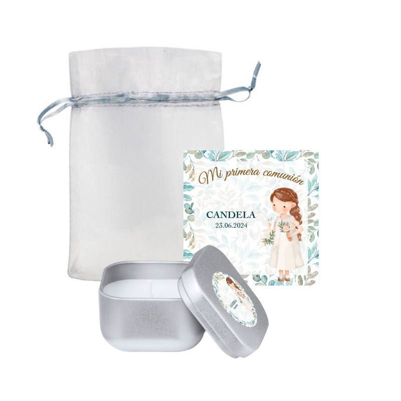 Bougie parfumée dans une boîte métallique argentée personnalisée avec une carte et un autocollant de communion pour fille dans