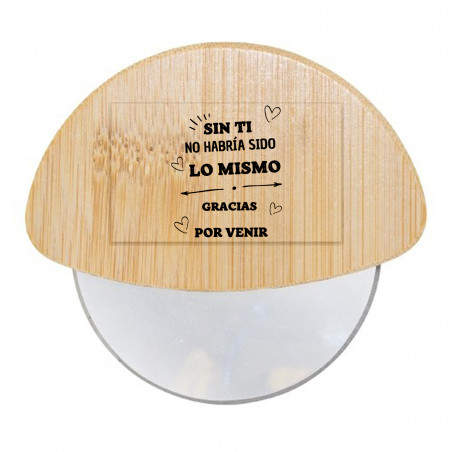 Coupe pizza personnalisé en bambou détail pratique et original pour les événements spéciaux