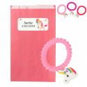 Bracelet licorne dans une enveloppe kraft rose avec un autocollant personnalisable à offrir