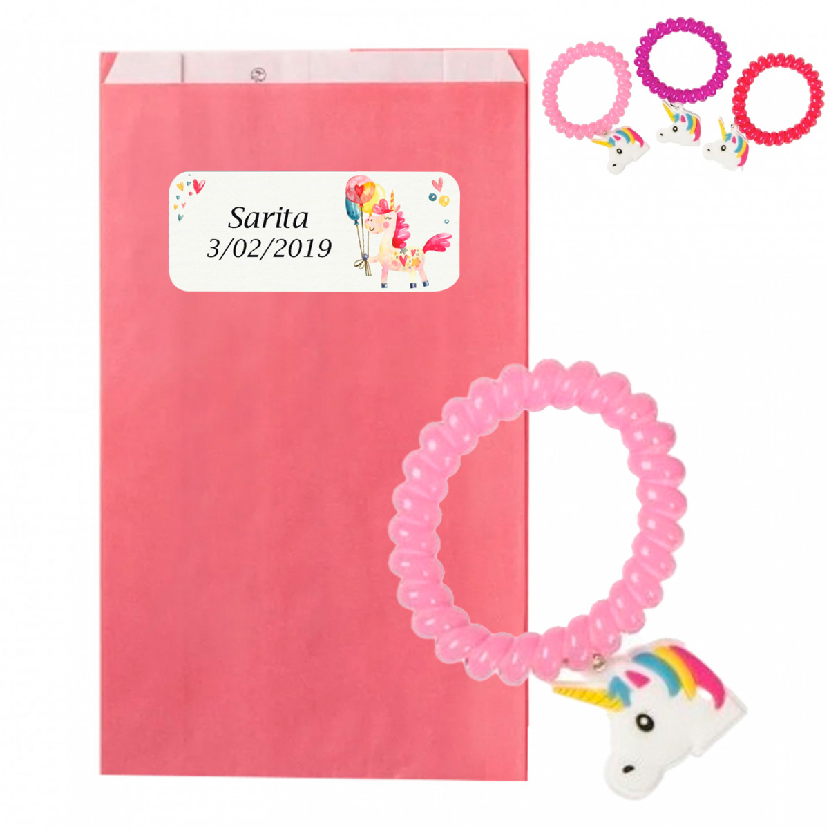 Bracelet licorne dans une enveloppe kraft rose avec un autocollant personnalisable à offrir