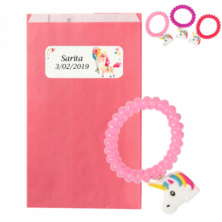Bracelet licorne dans une enveloppe kraft rose avec un autocollant personnalisable à offrir