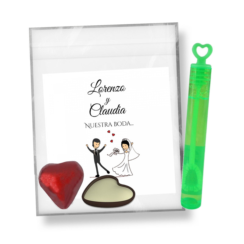 Pompero et bonbons en forme de cœur dans un sac transparent avec une carte de souvenir de mariage