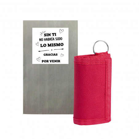 Porte-clés portefeuille rouge présenté avec une enveloppe et un autocollant de remerciement pour les invités