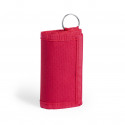 Porte-clés portefeuille rouge présenté avec une enveloppe et un autocollant de remerciement pour les invités