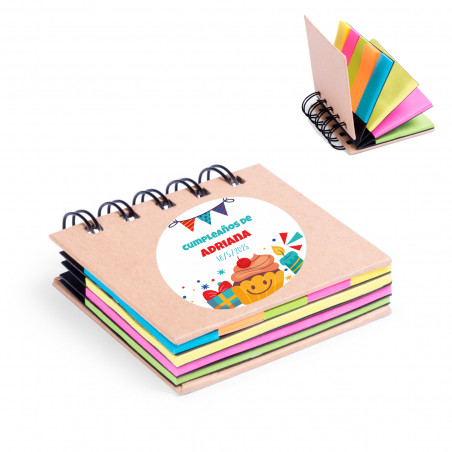 Carnet avec Post-it colorés et adhésif personnalisable pour des détails d'anniversaire