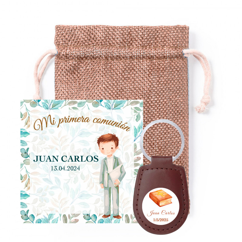 Porte-clés en simili cuir marron et carte de rappel personnalisable dans un élégant sac en tissu pour les souvenirs de première