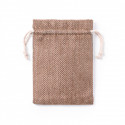 Porte-clés en simili cuir marron et carte de rappel personnalisable dans un élégant sac en tissu pour les souvenirs de première
