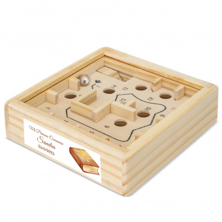 Labyrinthe de billes dans une boîte en bois avec autocollant de communion