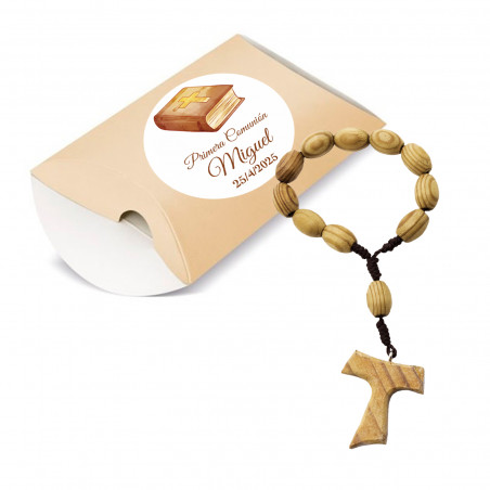 Rosario avec croix tau dans une boîte personnalisée pour un détail de communion