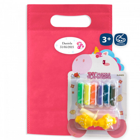 Pâte à modeler colorée avec un design enchanteur de licorne, présentée dans un sac fuchsia et dotée d'un autocollant