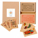 Jeux de cartes espagnoles et françaises dans une boîte avec un autocollant de baptême