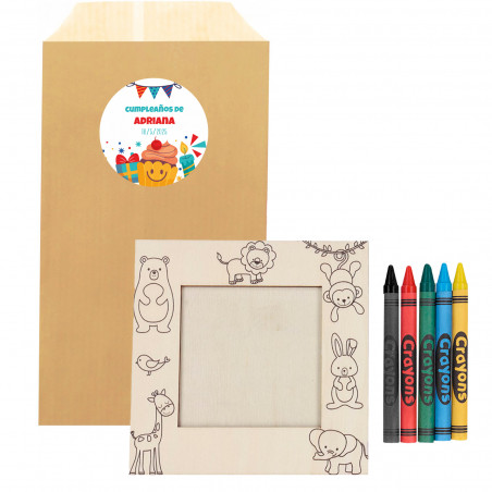 Cadre photo en bois design animaux avec crayons de couleur dans une enveloppe kraft personnalisable pour des détails originaux
