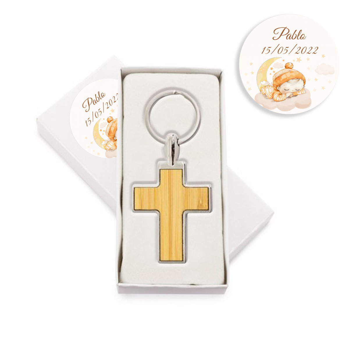 Porte-clés en forme de croix en métal avec bambou dans une boîte personnalisée avec un autocollant de baptême pour un détail.