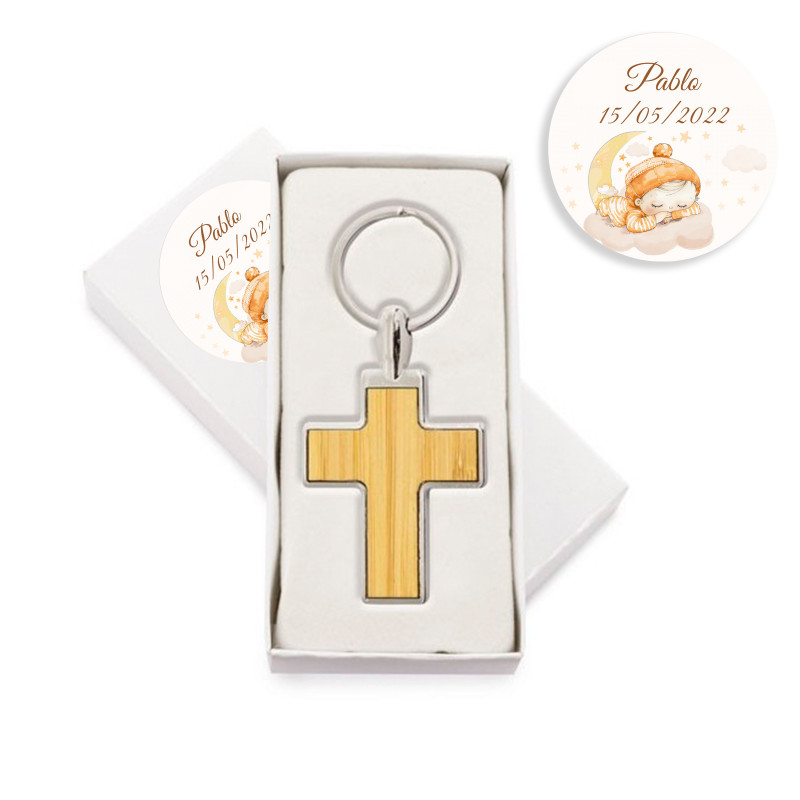 Porte-clés en forme de croix en métal avec bambou dans une boîte personnalisée avec un autocollant de baptême pour un détail.