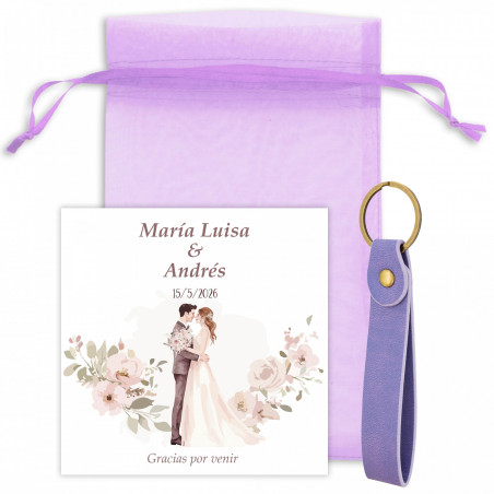 Porte-clés lilas avec carte de rappel dans un joli sachet en organza lilas pour les cadeaux de mariage.
