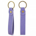 Porte-clés lilas avec carte de rappel dans un joli sachet en organza lilas pour les cadeaux de mariage.