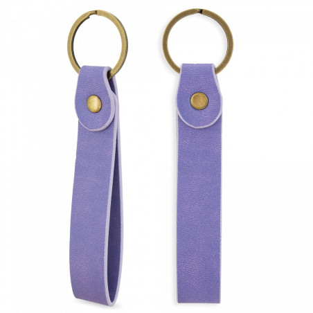 Porte-clés lilas avec carte de rappel dans un joli sachet en organza lilas pour les cadeaux de mariage.