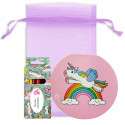 Carnet et trousse de crayons de couleur au design de licorne personnalisé dans un sac en organza pour des détails enfantins.