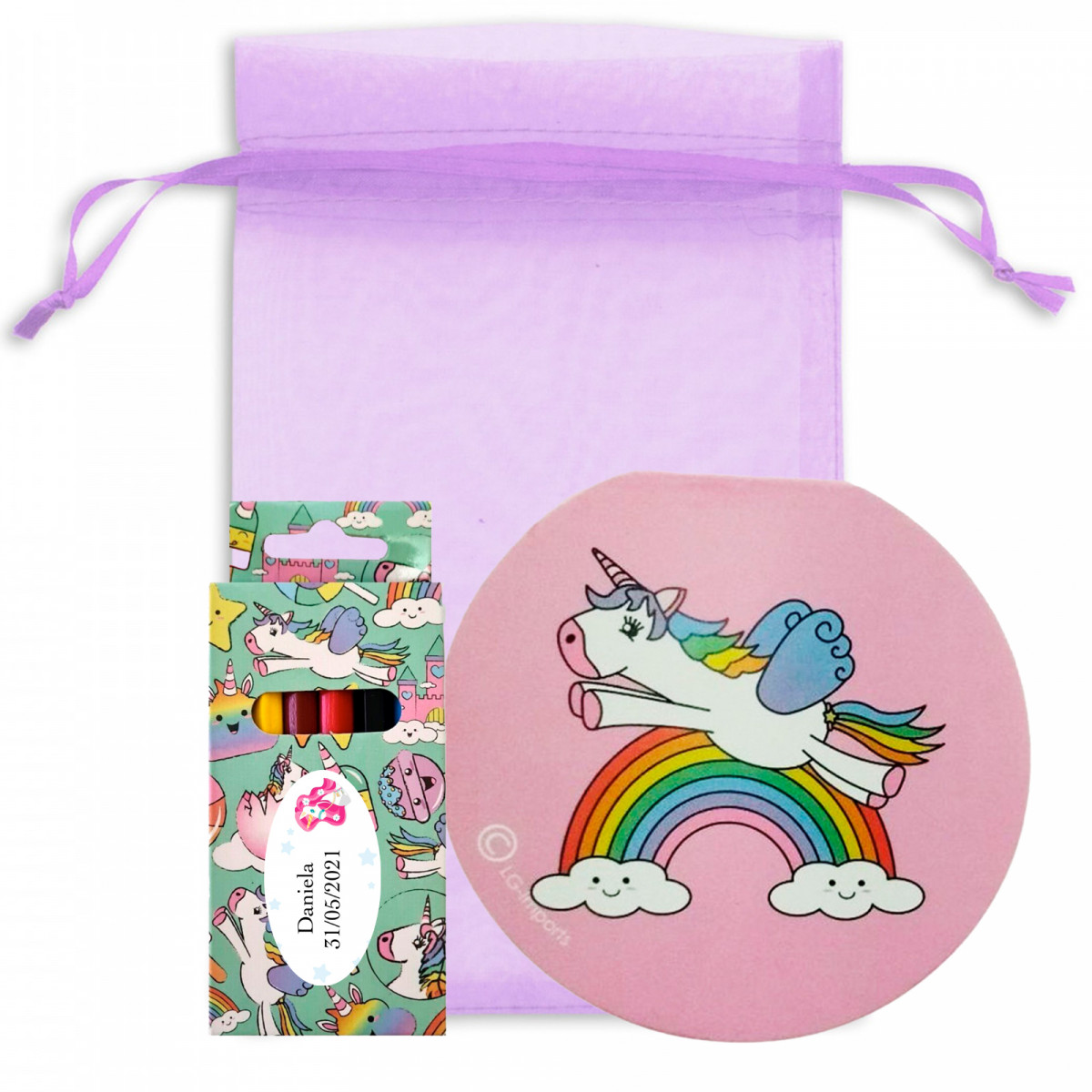 Carnet et trousse de crayons de couleur au design de licorne personnalisé dans un sac en organza pour des détails enfantins.