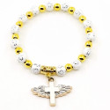 Bracelet élastique avec des perles blanches et dorées et pendentif en forme de croix avec des ailes Souvenir spécial pour les