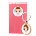 Porte-clés en bois avec autocollant de communion pour fille dans un sac kraft rose personnalisé pour les détails de la première