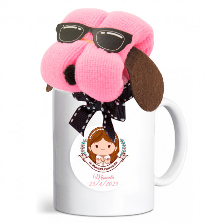 Serviette en forme de petit chien dans une tasse en céramique personnalisée avec un autocollant de première communion pour les