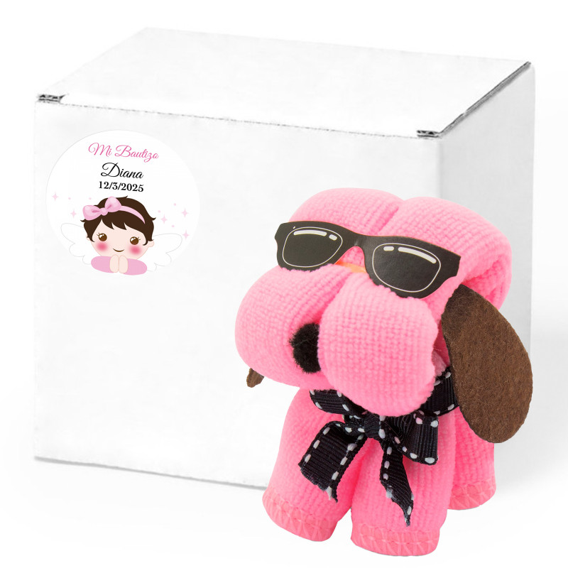 Serviette rose en forme de chien dans une boîte personnalisée avec un autocollant de baptême de fille