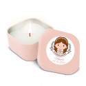 Bougie parfumée dans une boîte métallique rose avec autocollant de 5 cm pour la première communion.