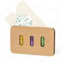 Graine en capsules présentées dans un étui avec un autocollant personnalisable pour des détails écologiques