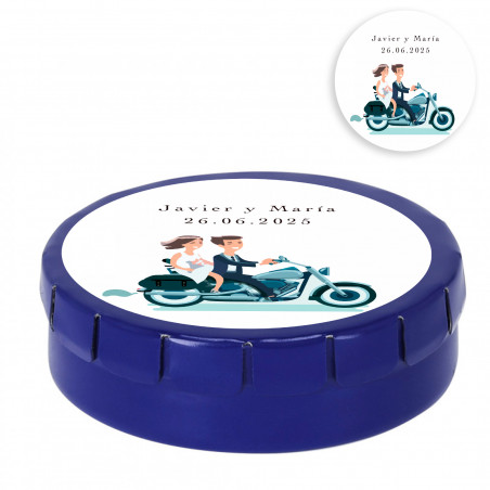 Bonbons à la menthe sans sucre dans une boîte bleue personnalisée avec un autocollant de mariage