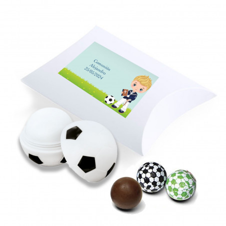 Baume à lèvres et bonbons au design de football dans un sac personnalisé pour la communion d'un garçon