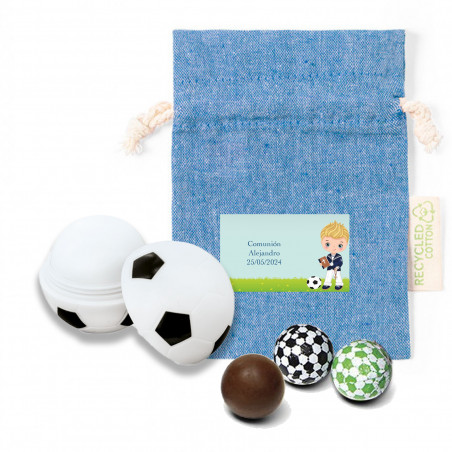 Baume à lèvres et bonbons au design de football dans un sac personnalisé pour la communion d'un garçon
