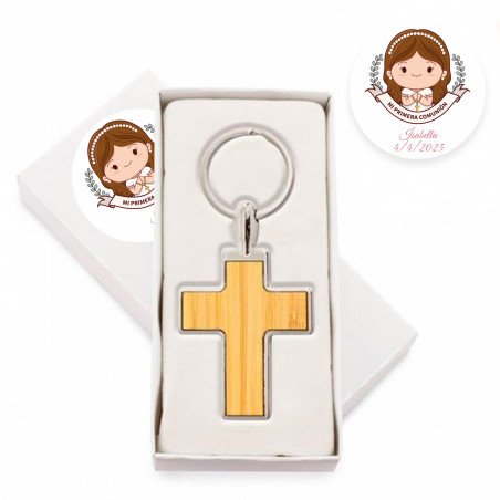 Porte-clés croix en bois métallique dans une élégante boîte avec autocollant première communion