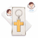 Porte-clés en forme de croix métallique dans une boîte personnalisée avec un autocollant première communion enfant à offrir