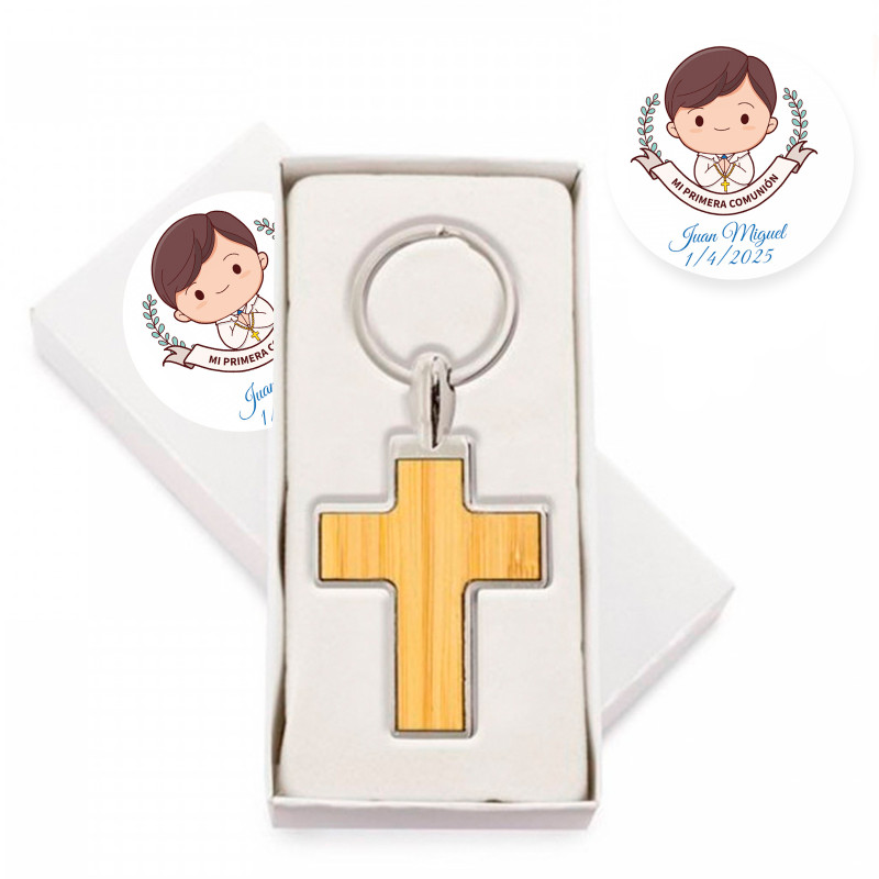 Porte-clés en forme de croix métallique dans une boîte personnalisée avec un autocollant première communion enfant à offrir