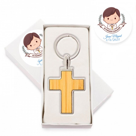 Porte-clés en forme de croix métallique dans une boîte personnalisée avec un autocollant première communion enfant à offrir