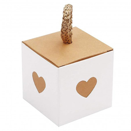 Coffret cadeau aux tons blanc et kraft avec coeurs