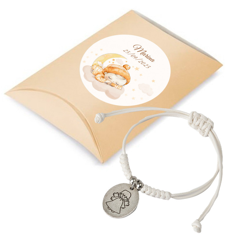 Bracelet en cordon avec médaille d'ange dans une boîte personnalisée avec un bébé endormi pour des baptêmes