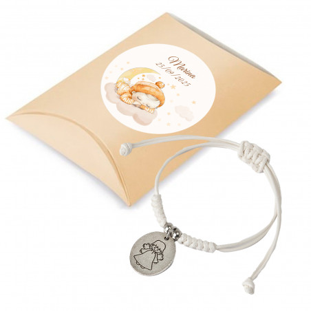 Bracelet en cordon avec médaille d'ange dans une boîte personnalisée avec un bébé endormi pour des baptêmes
