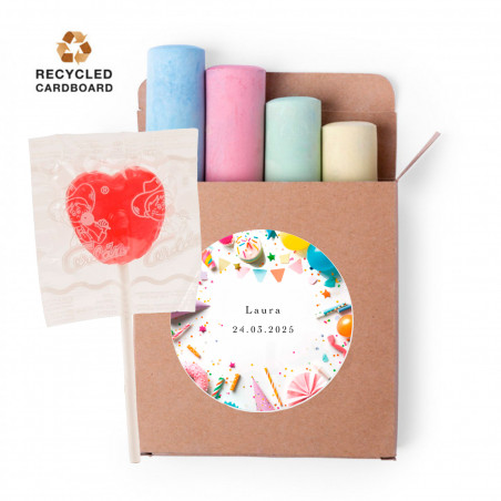Maxi craies de couleurs en boîte avec autocollant 5 cm anniversaire et sucette à la fraise à offrir