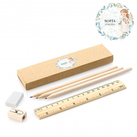Crayons avec accessoires d'écriture dans une trousse en carton avec adhésif personnalisé pour la communion d'une fille