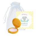 Baume à lèvres dans un étui jaune avec carte personnalisable dans un sac en organza blanc pour un cadeau de baptême