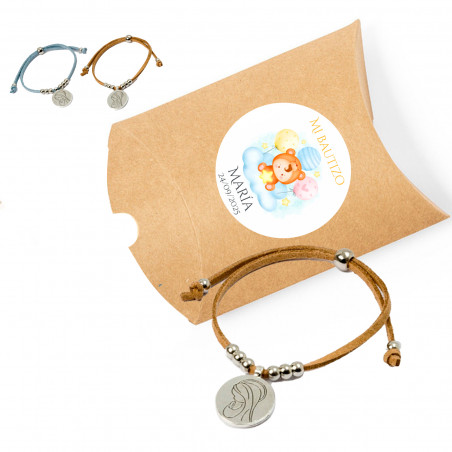 Bracelet médaille vierge Marie dans une boîte kraft avec adhésif de baptême pour les détails des invités