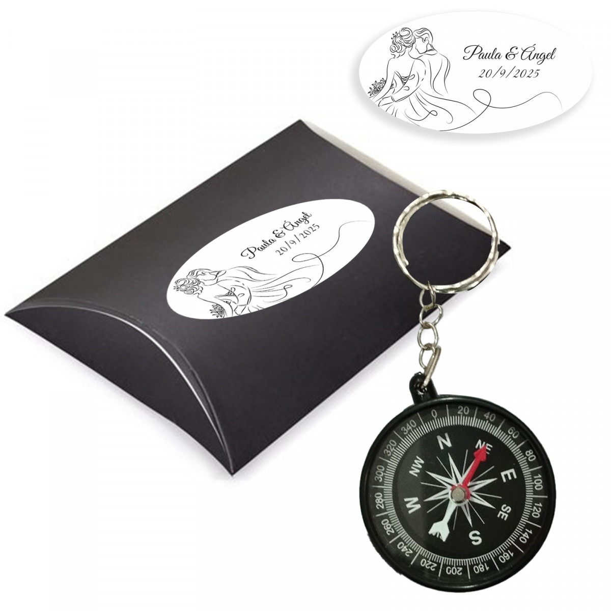 Porte-clé avec boussole dans une boîte noire avec autocollant personnalisé oval détaillant le mariage