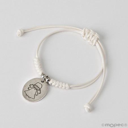 Bracelet avec médaille d'ange dans une boîte avec ours bleu en relief personnalisée pour les détails de baptême d'un garçon.