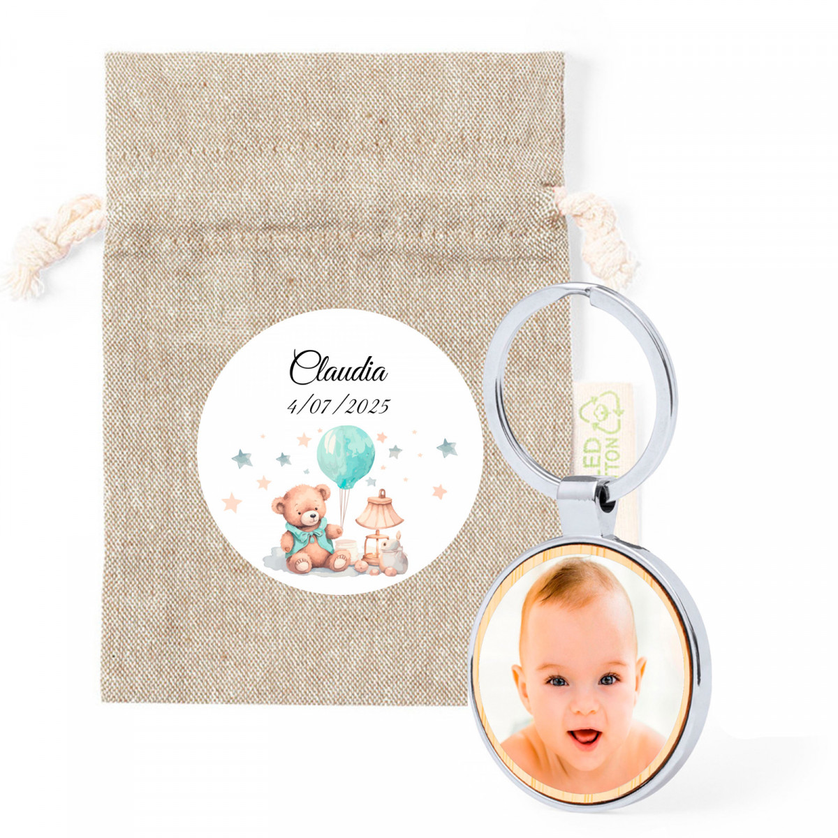 Porte-clés avec photo personnalisable dans un sac en tissu avec autocollant design ourson à offrir