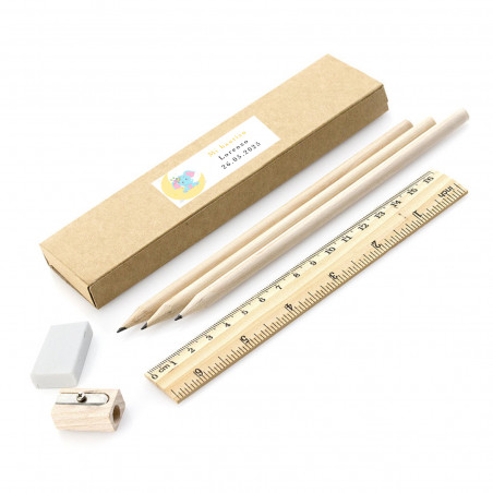 Crayons en bois avec gomme, taille-crayon et règle dans une boîte personnalisée avec autocollant de baptême