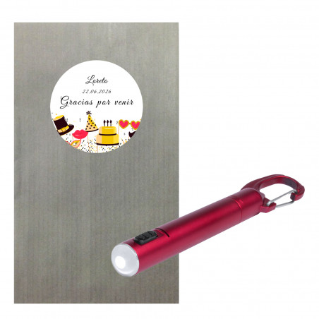 Stylo rouge avec lampe LED présenté dans une enveloppe grise et autocollant d'anniversaire personnalisé