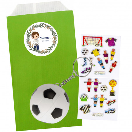 Porte-clés et autocollants de football dans une enveloppe verte personnalisée avec adhésif communion enfant
