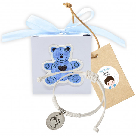 Bracelet avec médaille d'ange dans une boîte avec ours bleu en relief personnalisée pour les détails de baptême d'un garçon.